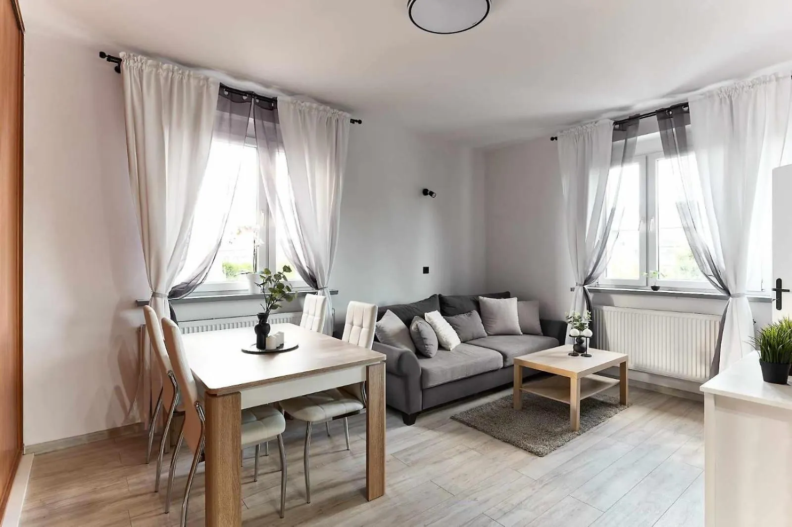 Apartament Zelazna contacts